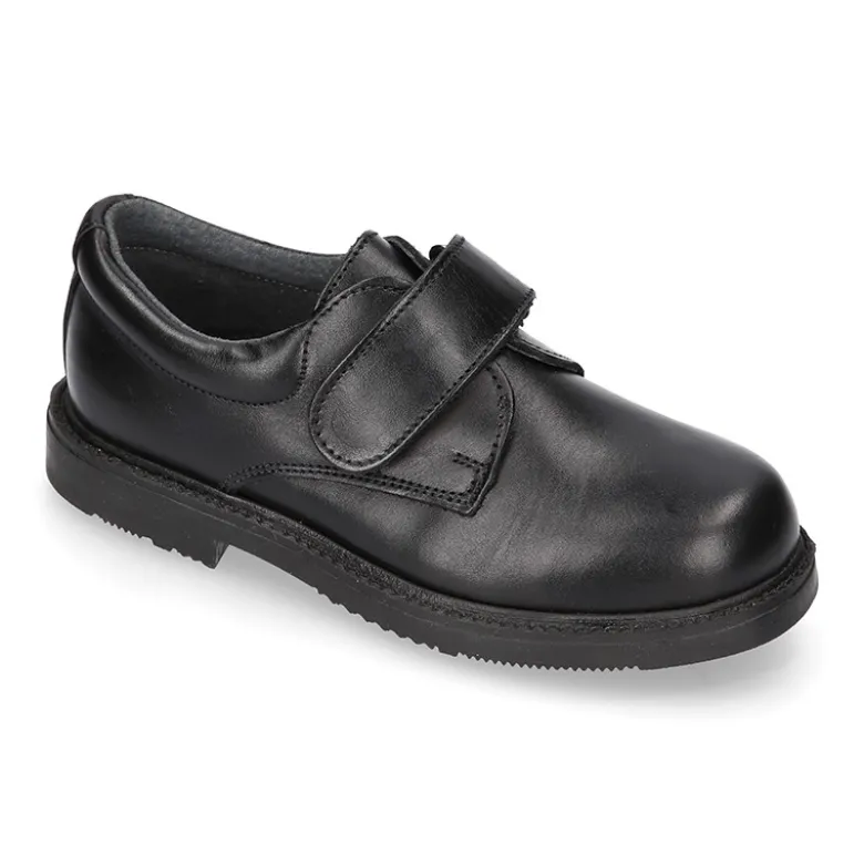 Zapato colegial tipo Blucher sin cordones en piel lisa.