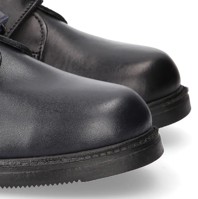 Zapato colegial tipo Blucher sin cordones en piel lisa.