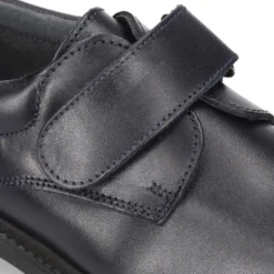 Zapato colegial tipo Blucher sin cordones en piel lisa.