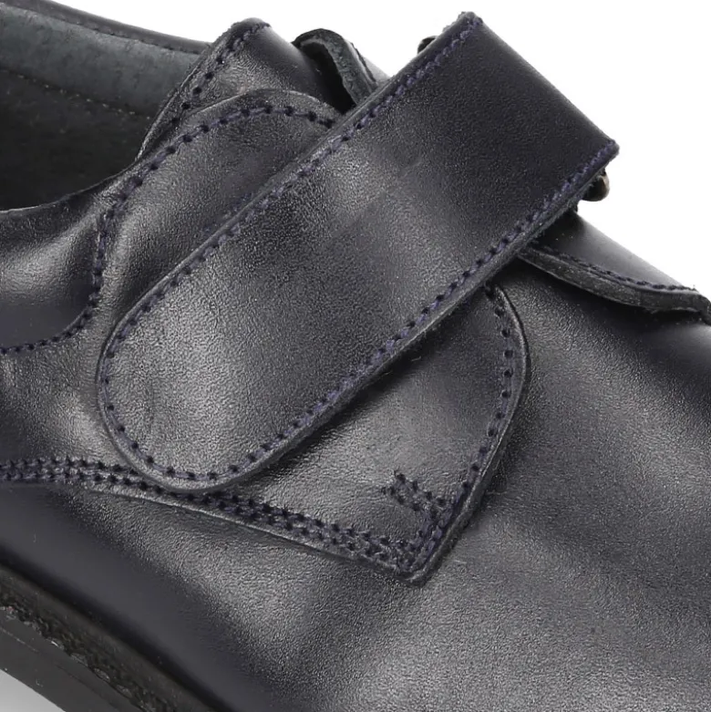 Zapato colegial tipo Blucher sin cordones en piel lisa.