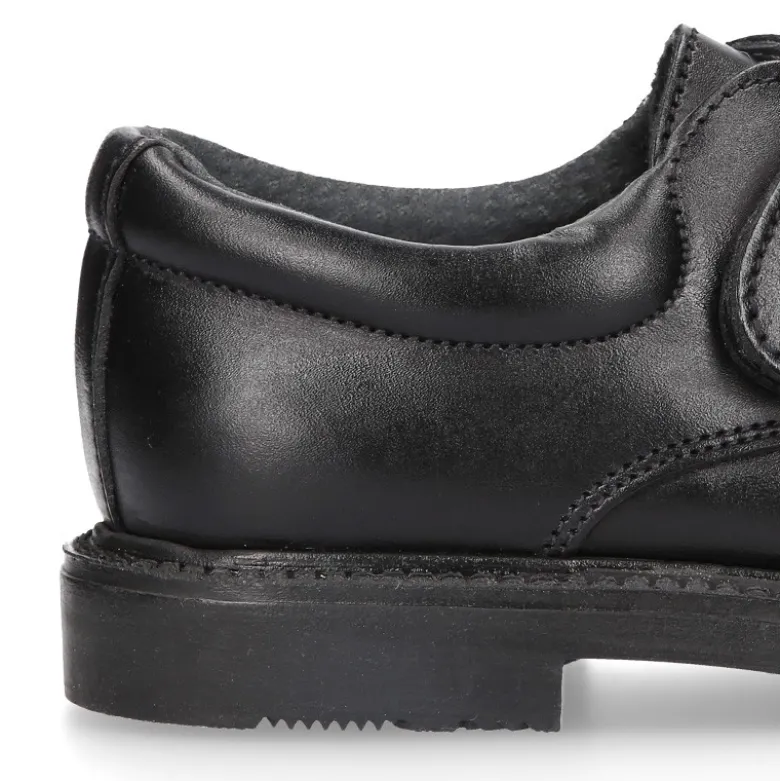Zapato colegial tipo Blucher sin cordones en piel lisa.
