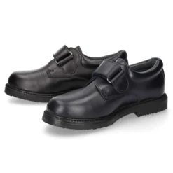 Zapato colegial tipo Blucher sin cordones en piel lisa.