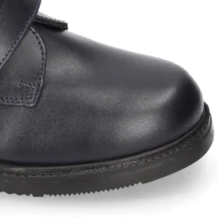 Zapato colegial tipo Blucher sin cordones en piel lisa.