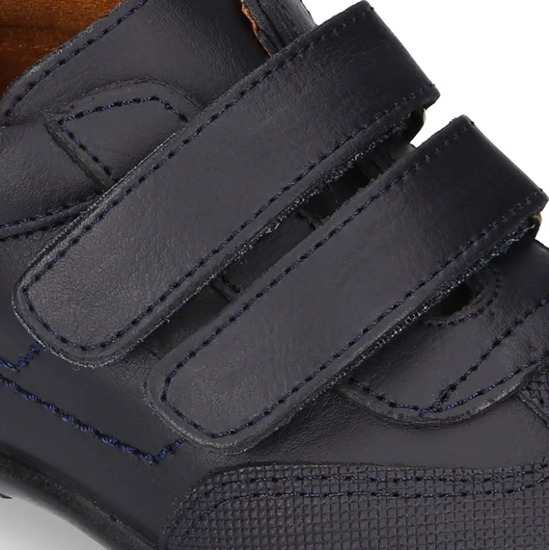 Zapato colegial tipo deportivo para peques sin cordones en piel lavable.