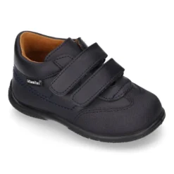 Zapato colegial tipo deportivo para peques sin cordones en piel lavable.