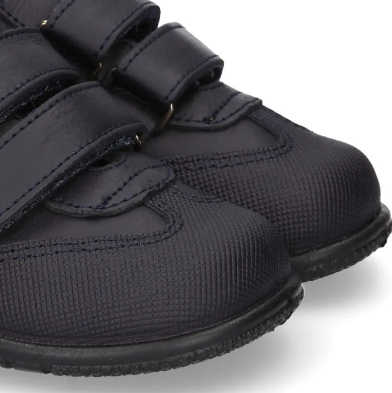 Zapato colegial tipo deportivo para peques sin cordones en piel lavable.