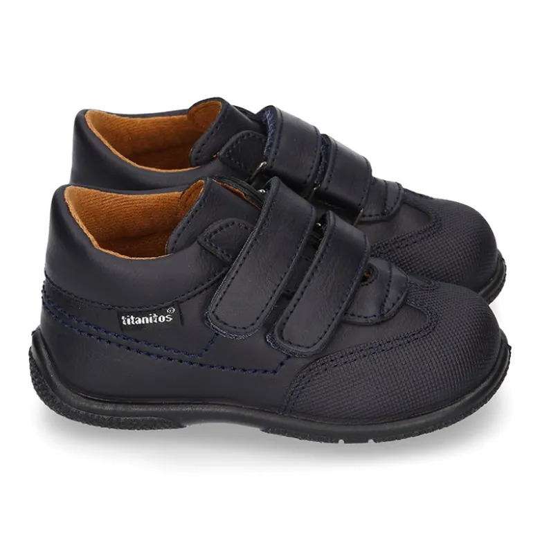 Zapato colegial tipo deportivo para peques sin cordones en piel lavable.