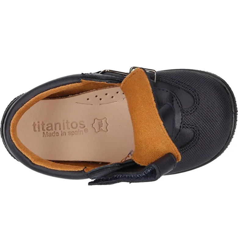 Zapato colegial tipo deportivo para peques sin cordones en piel lavable.