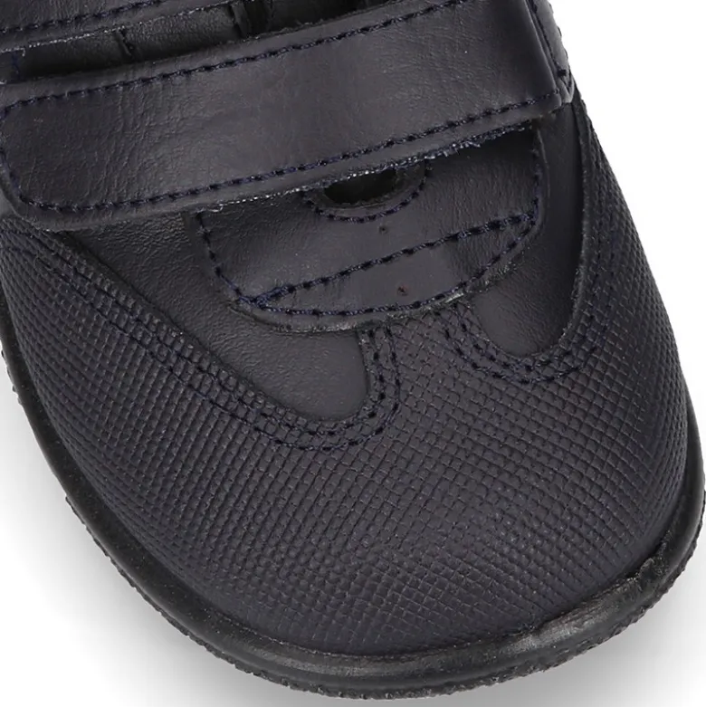 Zapato colegial tipo deportivo para peques sin cordones en piel lavable.