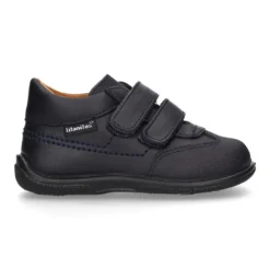 Zapato colegial tipo deportivo para peques sin cordones en piel lavable.
