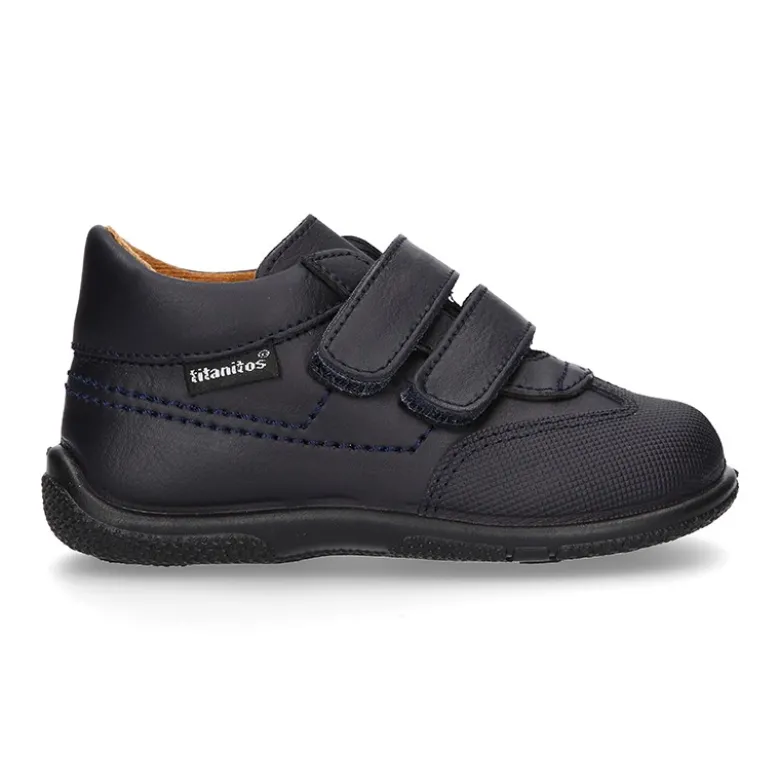 Zapato colegial tipo deportivo para peques sin cordones en piel lavable.