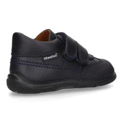 Zapato colegial tipo deportivo para peques sin cordones en piel lavable.