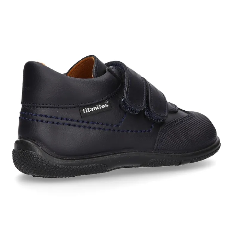 Zapato colegial tipo deportivo para peques sin cordones en piel lavable.