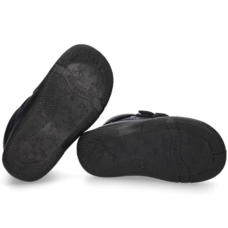 Zapato colegial tipo deportivo para peques sin cordones en piel lavable.
