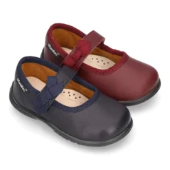 Zapato colegial tipo Mercedita con cierre adherente con lazo en piel lavable para niñas pequeñas.