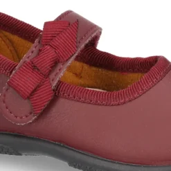 Zapato colegial tipo Mercedita con cierre adherente con lazo en piel lavable para niñas pequeñas.