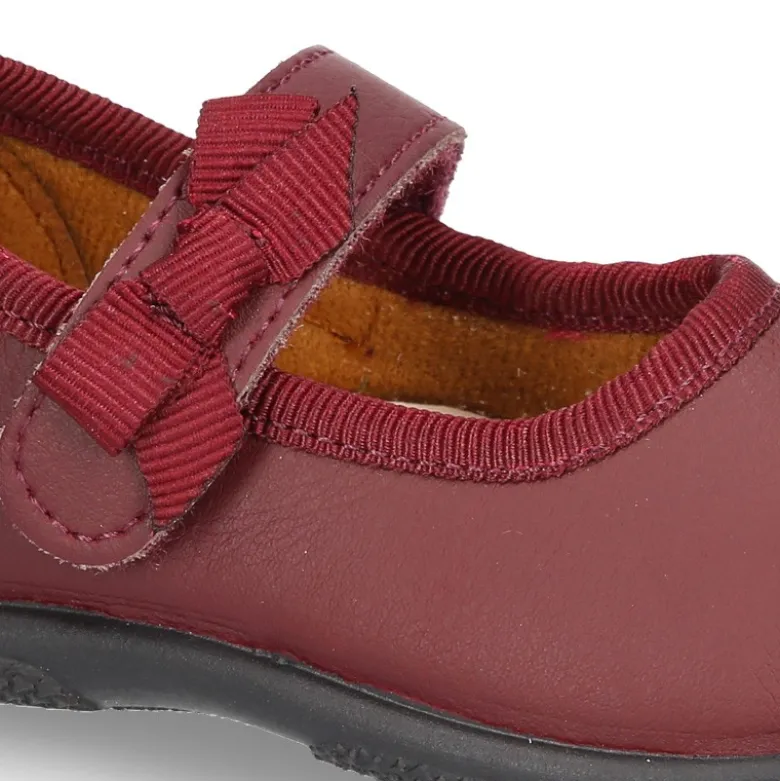 Zapato colegial tipo Mercedita con cierre adherente con lazo en piel lavable para niñas pequeñas.