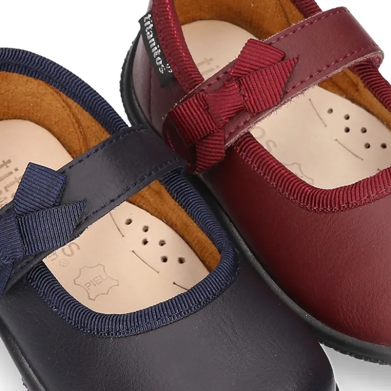 Zapato colegial tipo Mercedita con cierre adherente con lazo en piel lavable para niñas pequeñas.