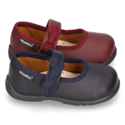 Zapato colegial tipo Mercedita con cierre adherente con lazo en piel lavable para niñas pequeñas.