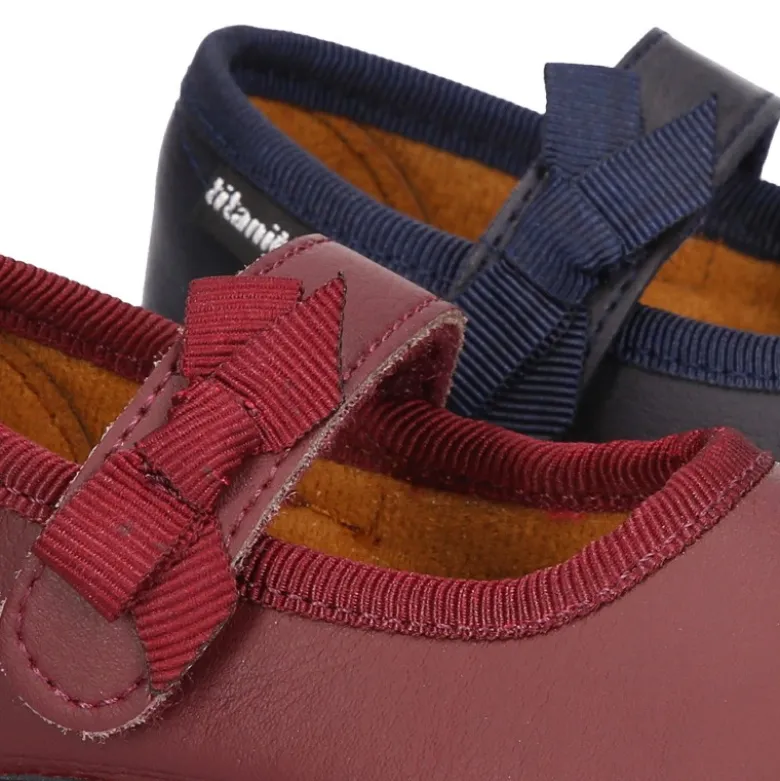 Zapato colegial tipo Mercedita con cierre adherente con lazo en piel lavable para niñas pequeñas.