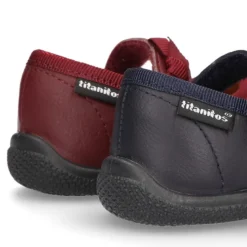 Zapato colegial tipo Mercedita con cierre adherente con lazo en piel lavable para niñas pequeñas.