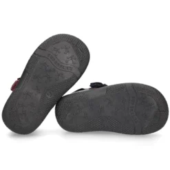 Zapato colegial tipo Mercedita con cierre adherente con lazo en piel lavable para niñas pequeñas.