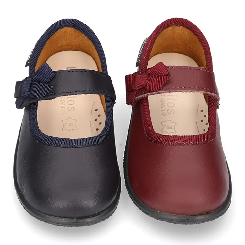 Zapato colegial tipo Mercedita con cierre adherente con lazo en piel lavable para niñas pequeñas.
