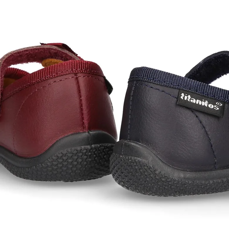 Zapato colegial tipo Mercedita con cierre adherente con lazo en piel lavable para niñas pequeñas.