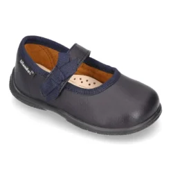 Zapato colegial tipo Mercedita con cierre adherente con lazo en piel lavable para niñas pequeñas.