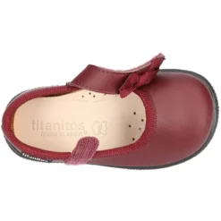 Zapato colegial tipo Mercedita con cierre adherente con lazo en piel lavable para niñas pequeñas.