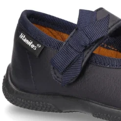 Zapato colegial tipo Mercedita con cierre adherente con lazo en piel lavable para niñas pequeñas.