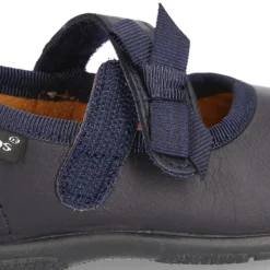 Zapato colegial tipo Mercedita con cierre adherente con lazo en piel lavable para niñas pequeñas.