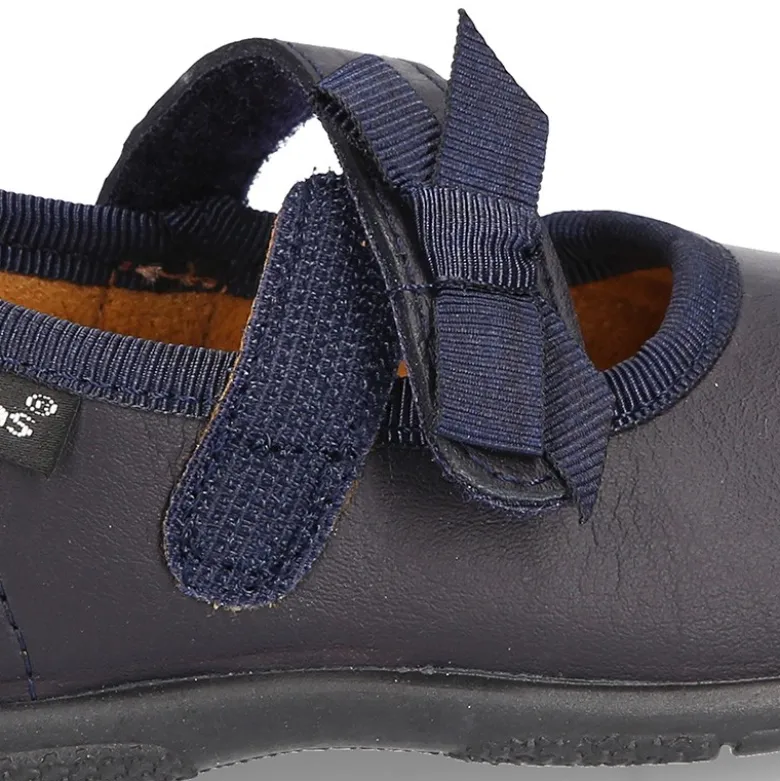 Zapato colegial tipo Mercedita con cierre adherente con lazo en piel lavable para niñas pequeñas.