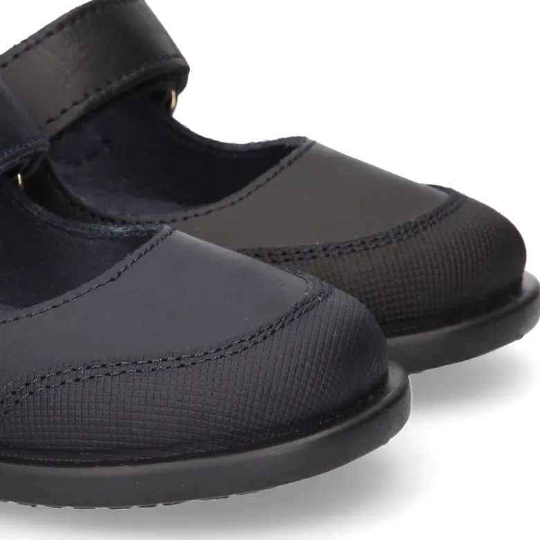 Zapato colegial tipo Mercedita con cierre adherente y puntera en piel lavable para peques.