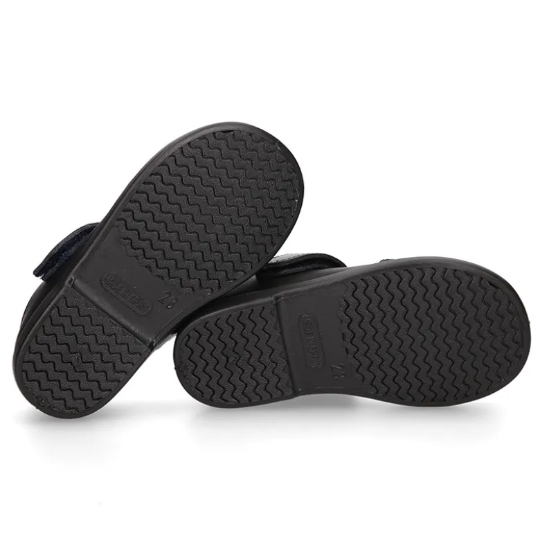 Zapato colegial tipo Mercedita con cierre adherente y puntera en piel lavable para peques.