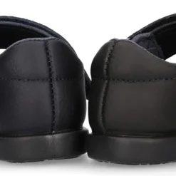 Zapato colegial tipo Mercedita con cierre adherente y puntera en piel lavable para peques.