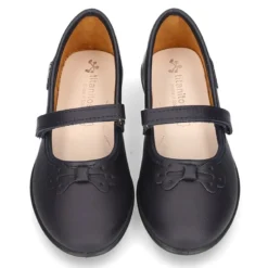 Zapato colegial tipo Mercedita con cierre adherente y lazo en piel lavable para niñas.