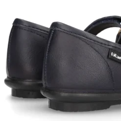 Zapato colegial tipo Mercedita con cierre adherente y lazo en piel lavable para niñas.