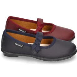 Zapato colegial tipo Mercedita con cierre adherente con lazo en piel lavable para niñas.