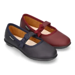 Zapato colegial tipo Mercedita con cierre adherente con lazo en piel lavable para niñas.
