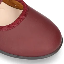 Zapato colegial tipo Mercedita con cierre adherente con lazo en piel lavable para niñas.
