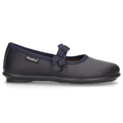 Zapato colegial tipo Mercedita con cierre adherente con lazo en piel lavable para niñas.