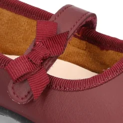 Zapato colegial tipo Mercedita con cierre adherente con lazo en piel lavable para niñas.