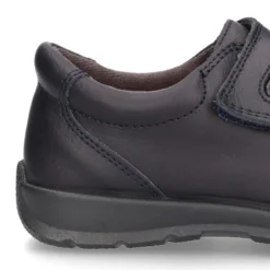 Zapato colegio sin cordones y con puntera en piel lavable.