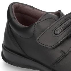 Zapato colegio tipo Blucher sin cordones en piel lavable.