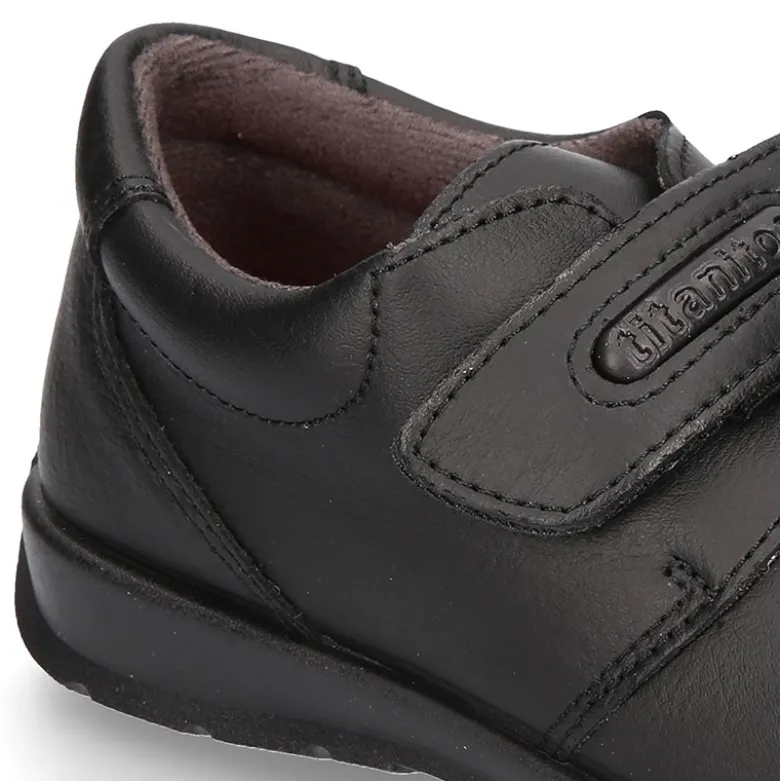 Zapato colegio tipo Blucher sin cordones en piel lavable.