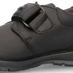 Zapato colegio tipo Blucher sin cordones en piel lavable.