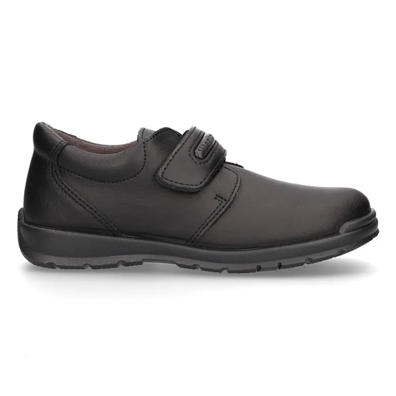 Zapato colegio tipo Blucher sin cordones en piel lavable.