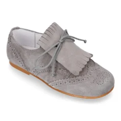 Zapato de vestir tipo BLUCHER con picados y lengüeta con FLECOS en piel serraje.