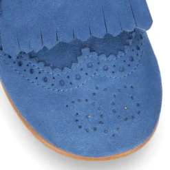 Zapato de vestir tipo BLUCHER con picados y lengüeta con FLECOS en piel serraje.
